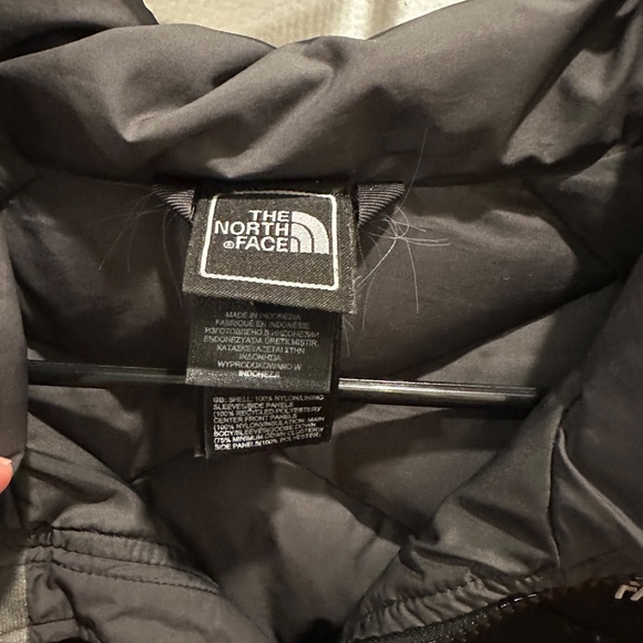 The Northface 550 Black Puffer Jacket - Picture 2 of 5